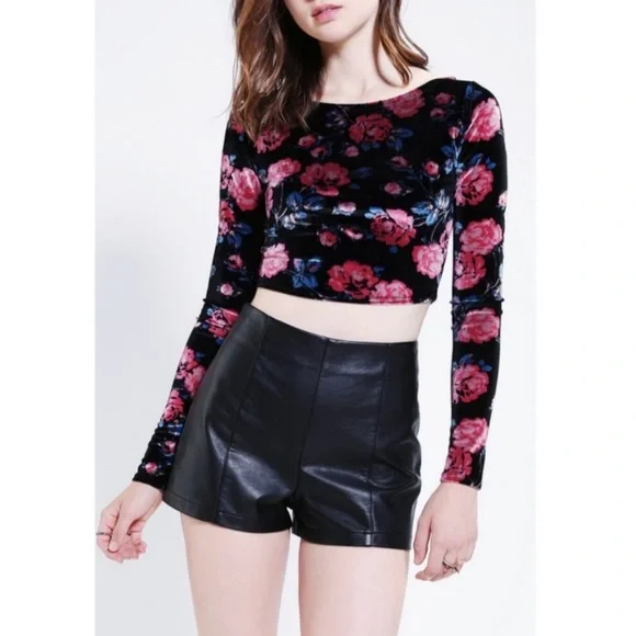 UO Kimchi Blue Velvet Velour Floral Crop Top black - Picture 2 of 10